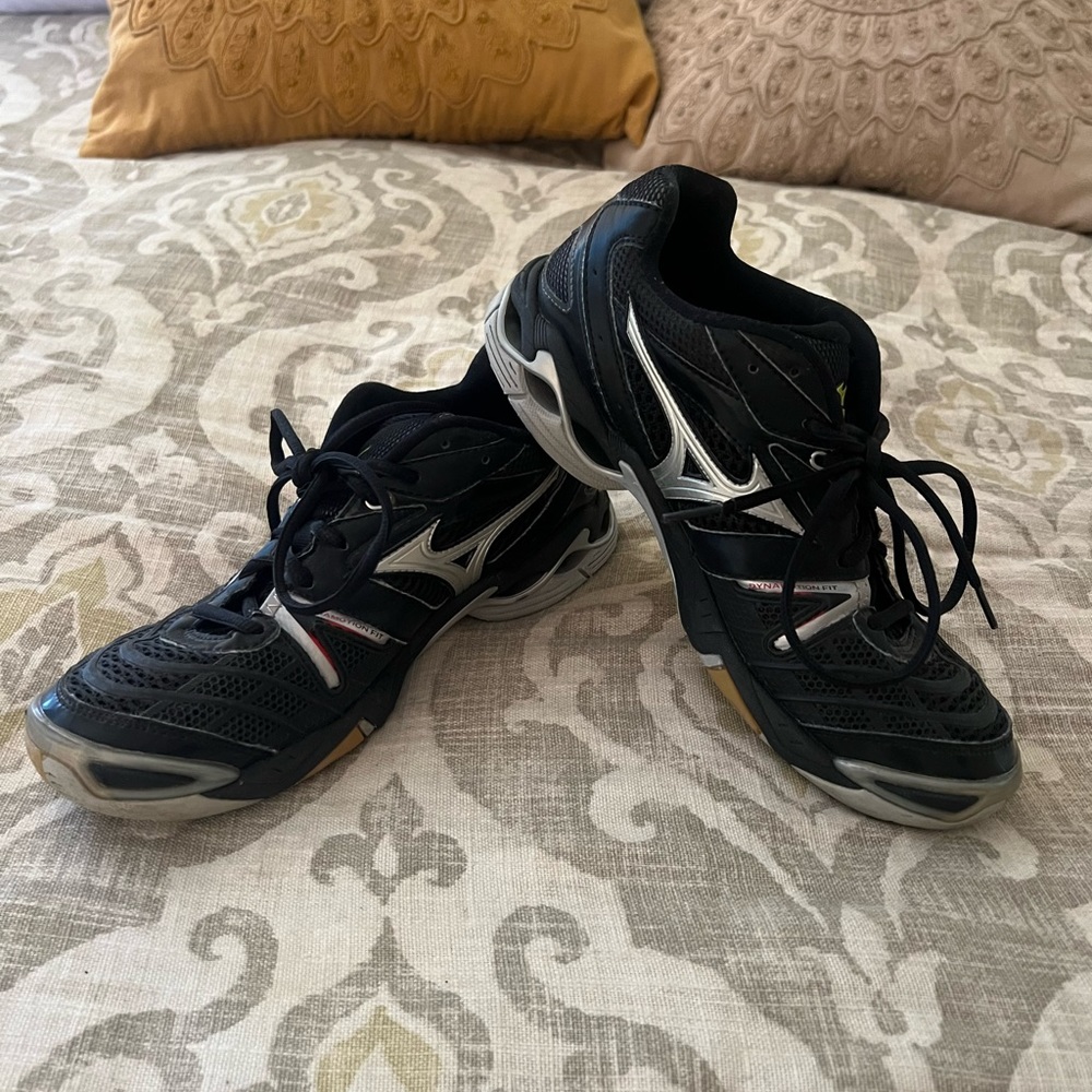 Mizuno womens black volleyball shoe